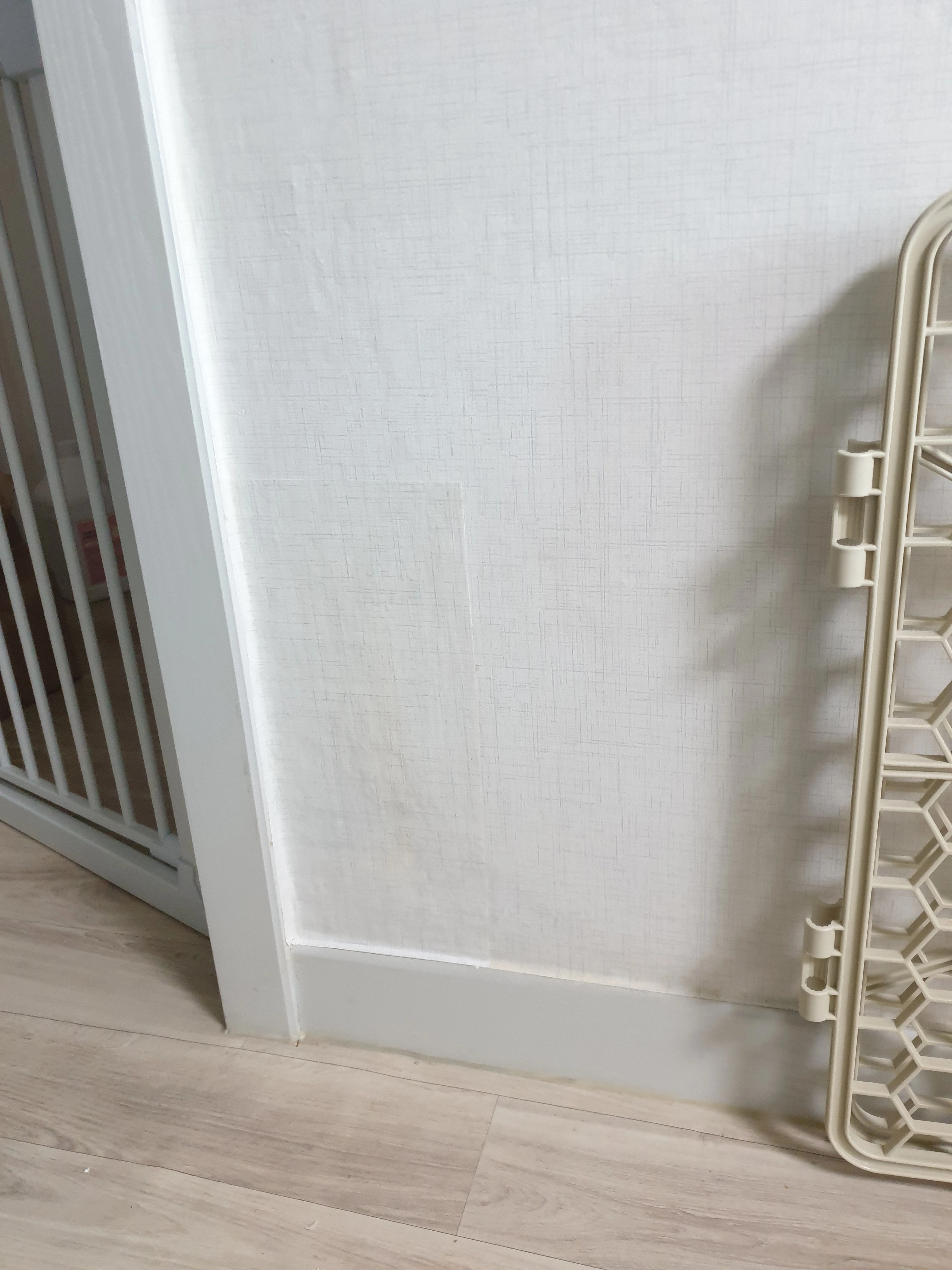 거실 벽면 부분도배 시공 후