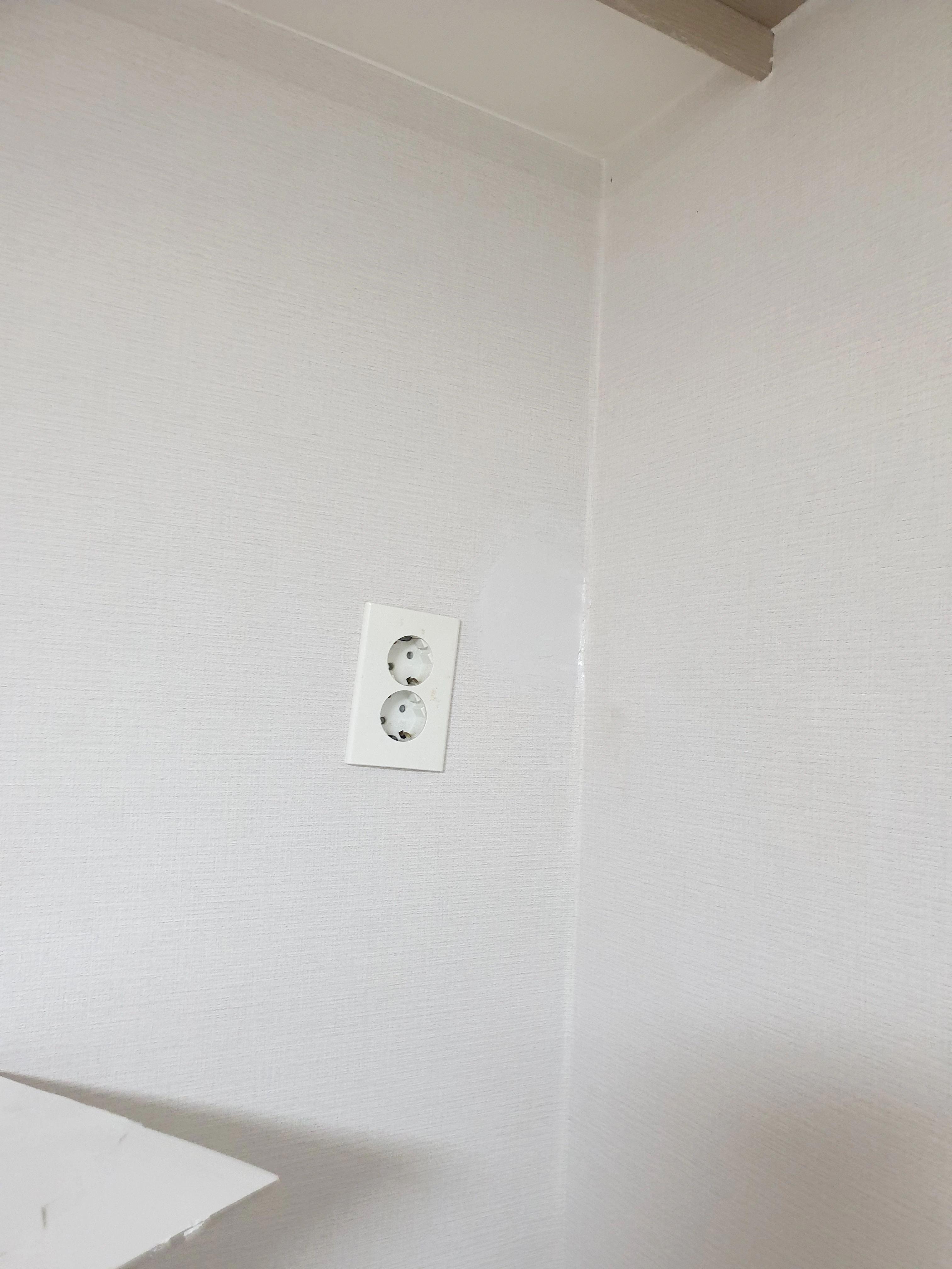 침실 한 면 도배 교체 시공 후