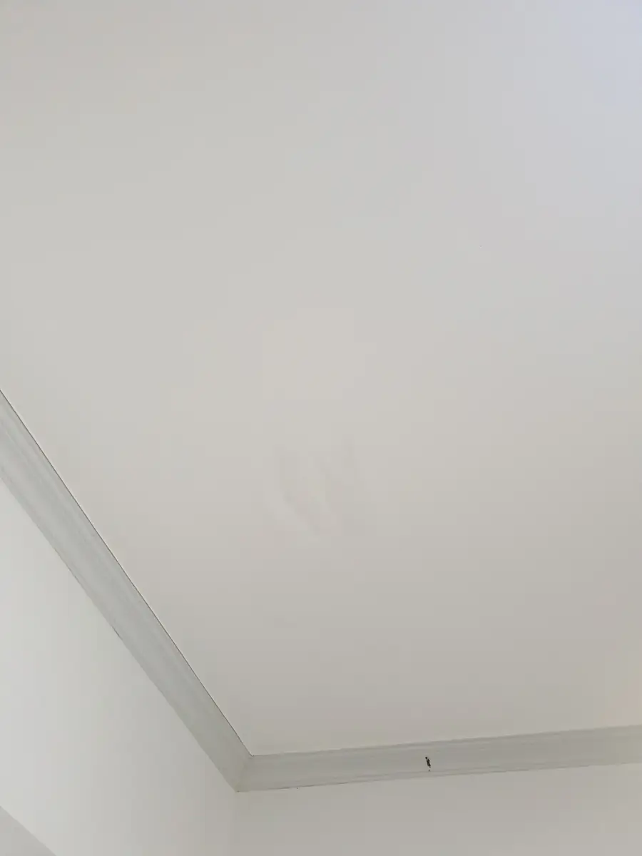 복도 훼손 부위 도배 시공 후