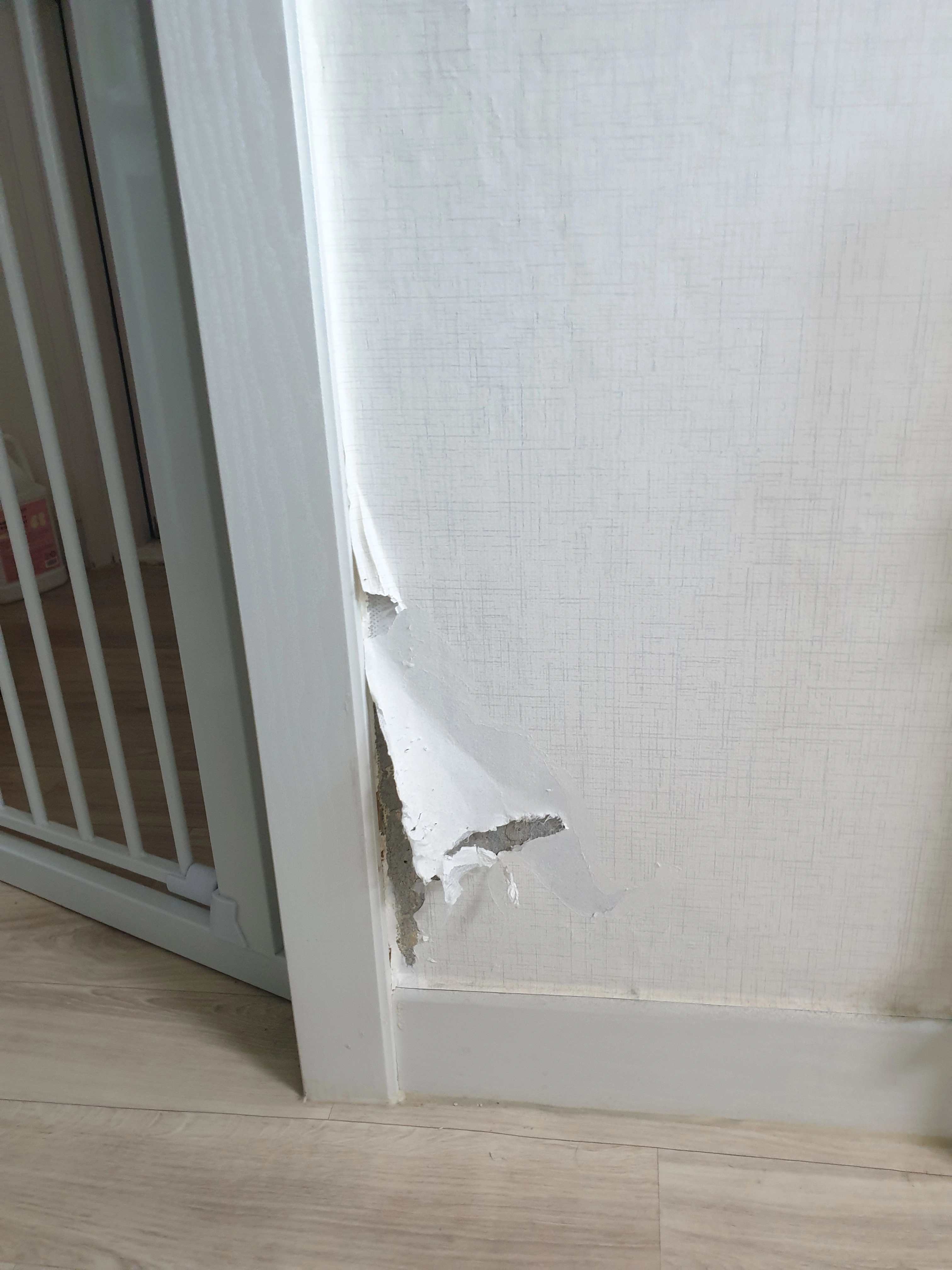 거실 벽면 부분도배 시공 전