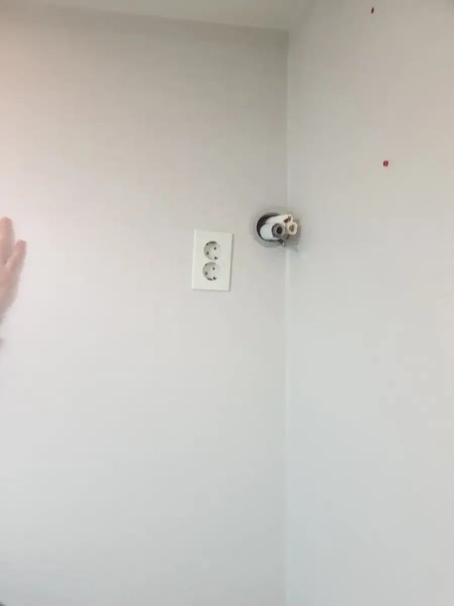 침실 한 면 도배 교체 시공 전