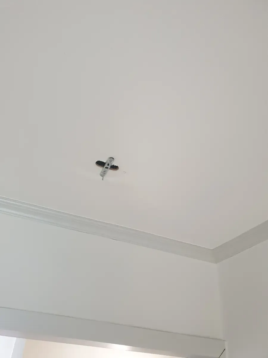 복도 훼손 부위 도배 시공 전