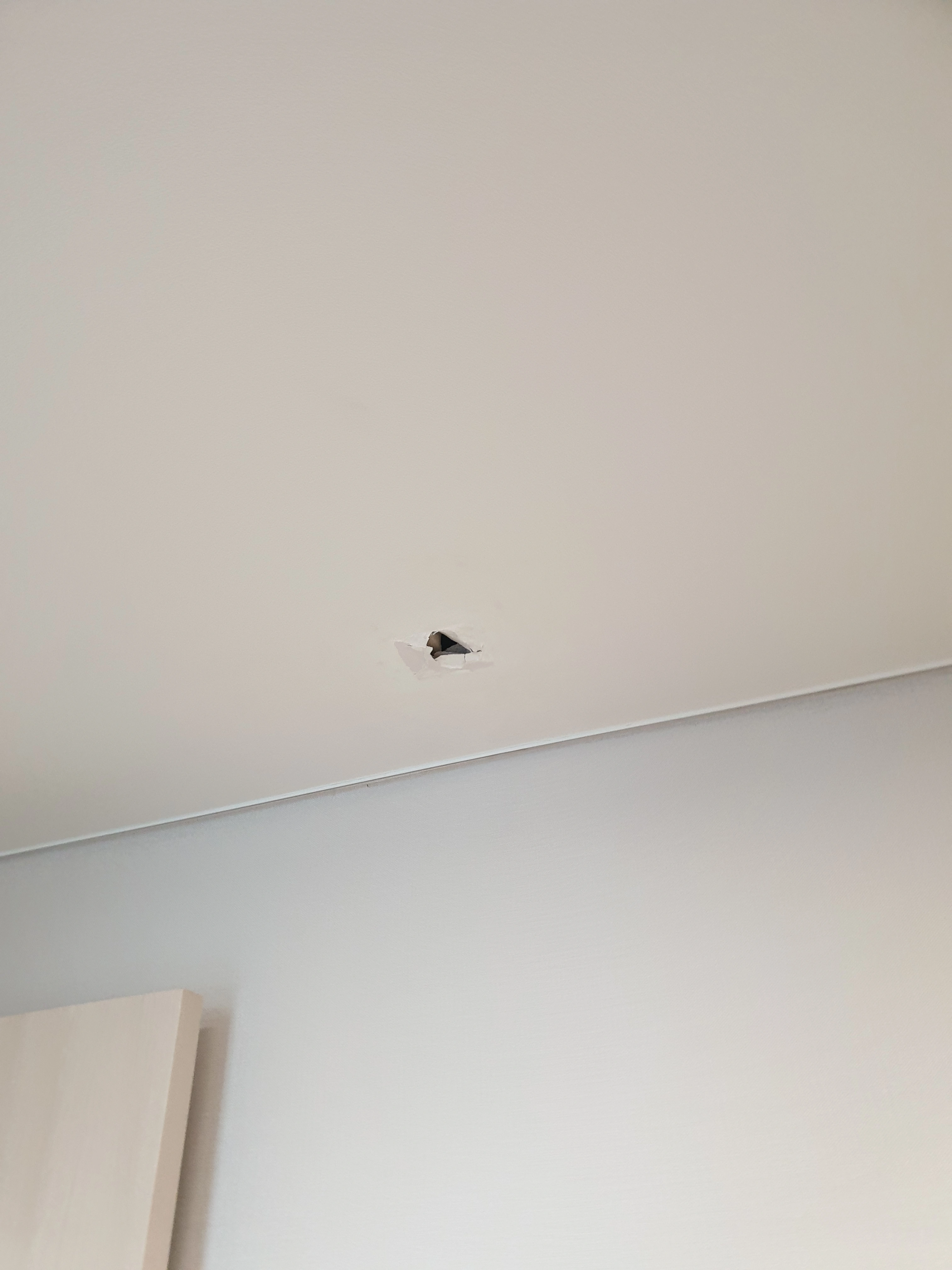 현관 벽면 새 도배 시공 전